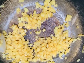 红糖芝士熔岩包,继续翻炒到锅肉微微金黄色，没有水份就可以了。
