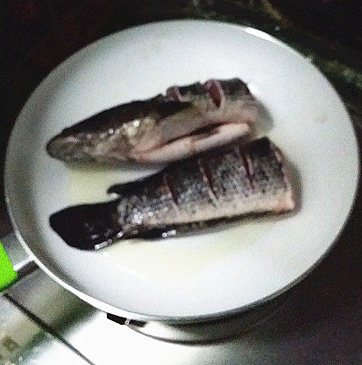 黑鱼豆腐汤,不粘锅烧热，倒入芥花油，下葱姜爆香后盛出，放入黑鱼段