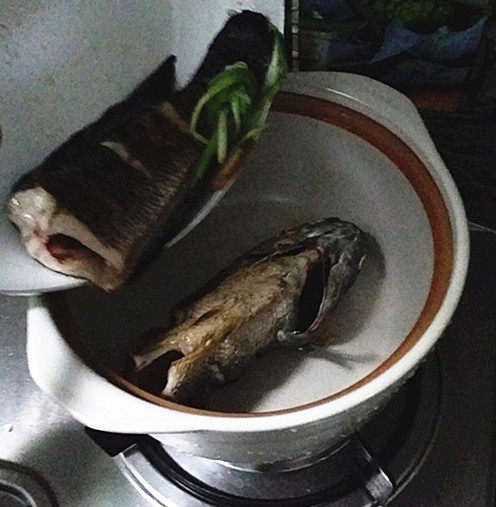 黑鱼豆腐汤,连同葱姜一起倒入砂锅中，