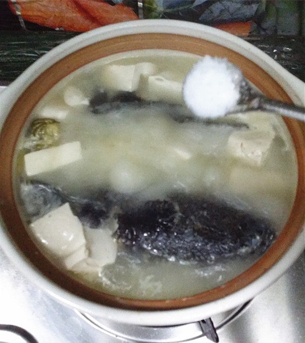 黑鱼豆腐汤,待豆腐块全部浮起，出现小孔时，加入食盐