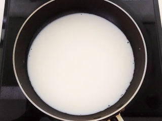 姜撞奶,把纯牛奶倒入小锅里，加入奶粉调匀