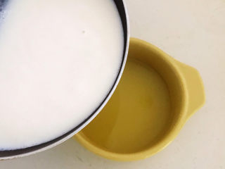 姜撞奶,把煮好的牛奶倒入姜汁中