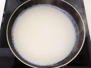 姜撞奶,牛奶煮好了