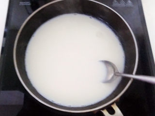 姜撞奶,小火煮至锅边冒泡，牛奶的温度大约在80度左右即可