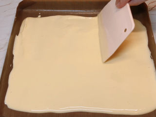 虎皮蛋糕卷,倒入铺好油布的烤盘中，用刮刀抹均匀
