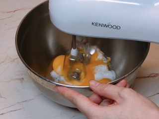 虎皮蛋糕卷,用打蛋器搅匀后开始高速打发
