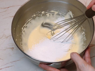 虎皮蛋糕卷,筛入玉米淀粉