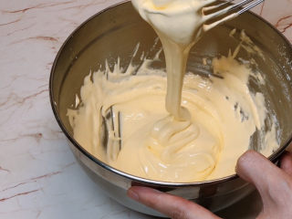 虎皮蛋糕卷,用蛋抽搅拌混合成浓稠的糊状