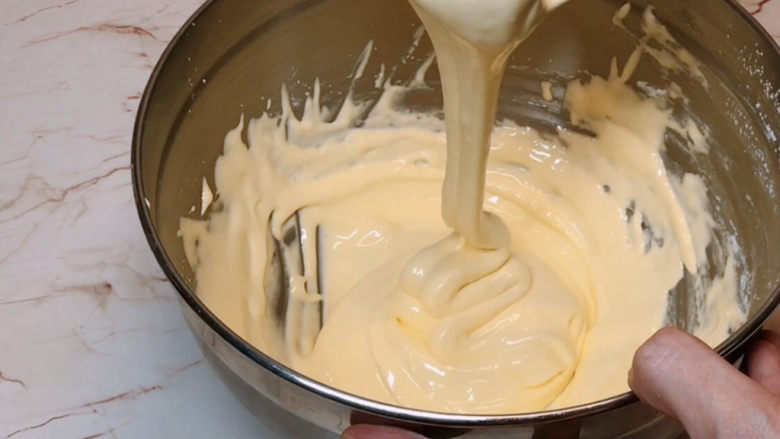 虎皮蛋糕卷,用蛋抽搅拌混合成浓稠的糊状