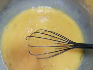 榴莲千层蛋糕,鸡蛋全部打入一个干燥的大碗里，用手动打蛋器打散，不要太过用力打，打出好多大泡泡就不美了