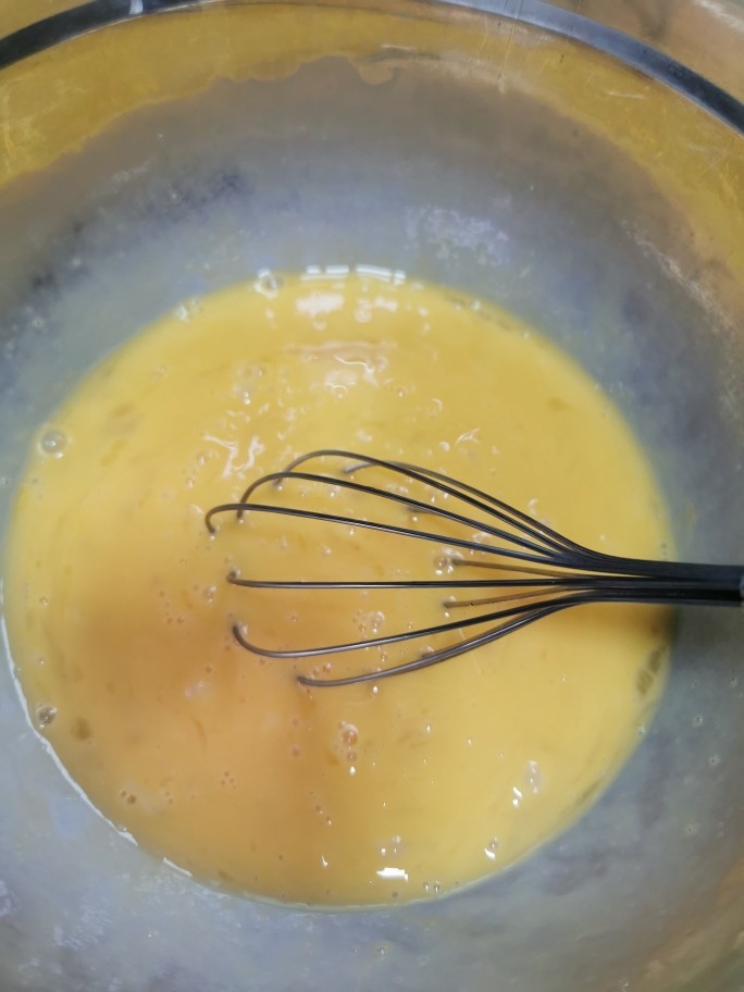 榴莲千层蛋糕,鸡蛋全部打入一个干燥的大碗里，用手动打蛋器打散，不要太过用力打，打出好多大泡泡就不美了