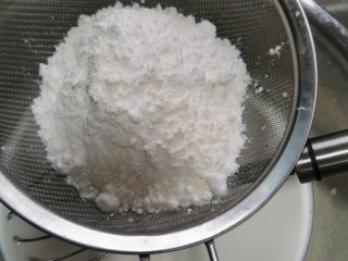 榴莲千层蛋糕,面粉,糖粉，淀粉放一起，然后筛入牛奶里，边过筛边搅拌，以免起颗粒不均匀