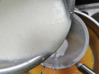 榴莲千层蛋糕,把搅拌好的牛奶过筛倒入蛋液里