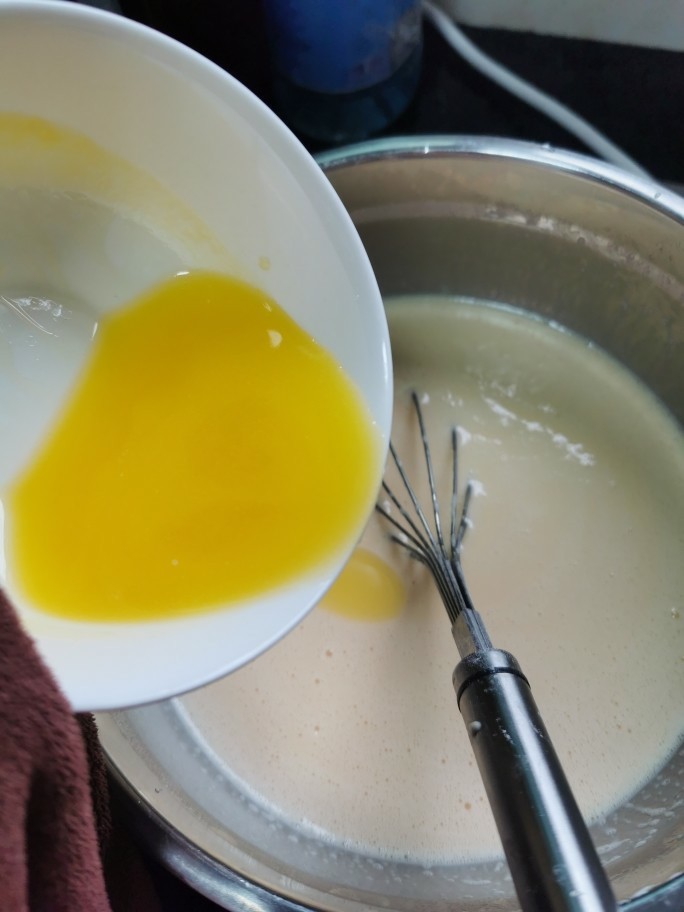 榴莲千层蛋糕,黄油隔水融化，放凉，然后加入牛奶面糊里，