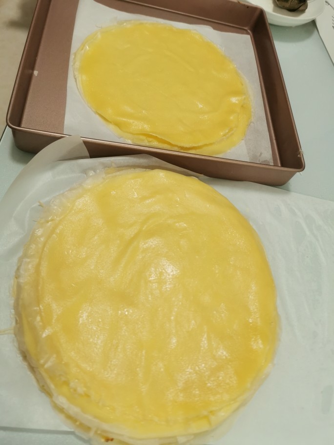 榴莲千层蛋糕,煎好的蛋皮，下面要铺一张防沾油纸，不然最下面那张会揭不开，

煎好的蛋皮可以叠在一起不会粘在一起的