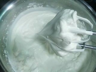 榴莲千层蛋糕,接下来准备馅料啦
细砂糖分两次加入奶油里中速打发，打发至提起打蛋器有明显的直立尖角就可以了，如果提起来还是有湾沟就还要继续打发，
夏天建议把盆放在冰水里打奶油，打奶油之前把盆和打蛋头放冰箱冷藏半小时后擦干水分再加入奶油打，这样更容易打发(这还是我之前在面包店上班师傅教的)
