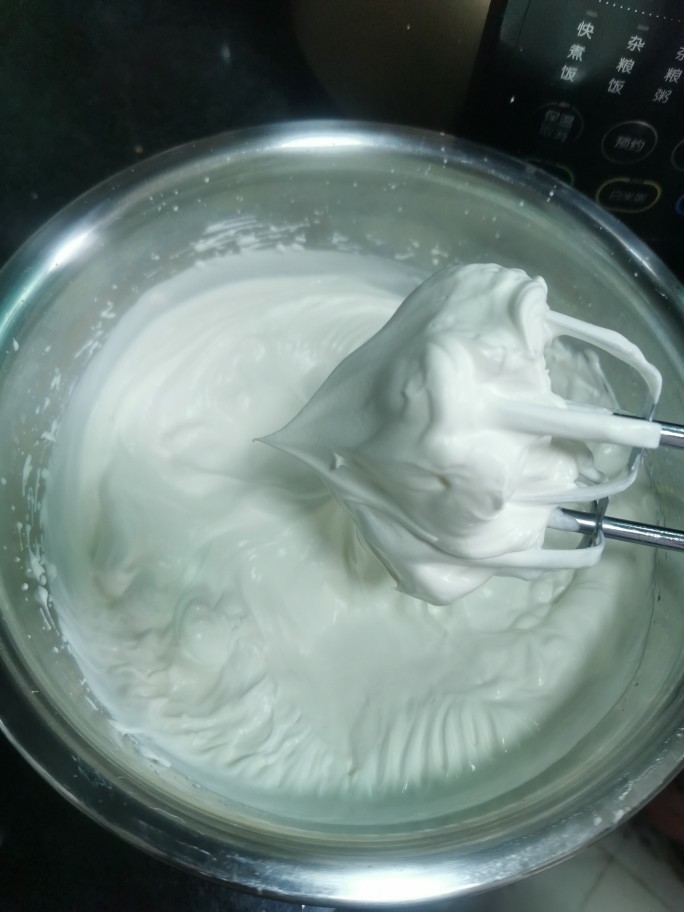 榴莲千层蛋糕,接下来准备馅料啦
细砂糖分两次加入奶油里中速打发，打发至提起打蛋器有明显的直立尖角就可以了，如果提起来还是有湾沟就还要继续打发，
夏天建议把盆放在冰水里打奶油，打奶油之前把盆和打蛋头放冰箱冷藏半小时后擦干水分再加入奶油打，这样更容易打发(这还是我之前在面包店上班师傅教的)
