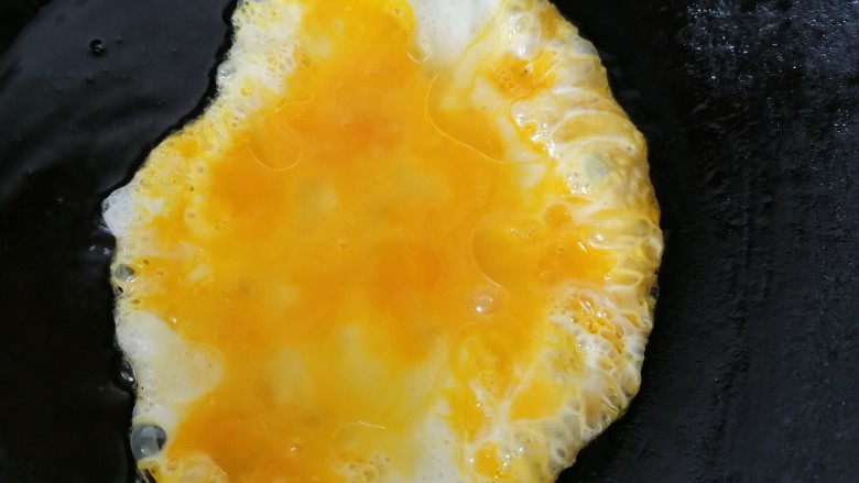 白玉菇炒鸡蛋,倒入蛋液