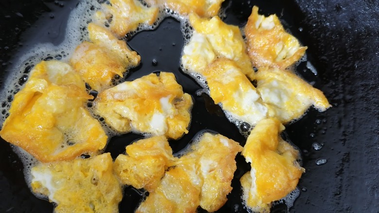 白玉菇炒鸡蛋,将鸡蛋炒成小块后盛出备用