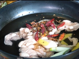 干煸肥肠,放入凉水锅中，加八角，花椒，葱姜蒜，干辣椒，料酒中火炖40分钟