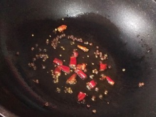 干煸肥肠,锅中剩适量油，炝香花椒，干辣椒