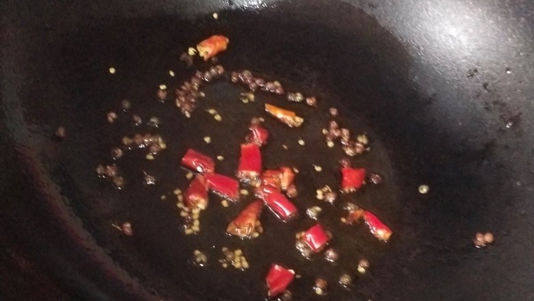 干煸肥肠,锅中剩适量油，炝香花椒，干辣椒