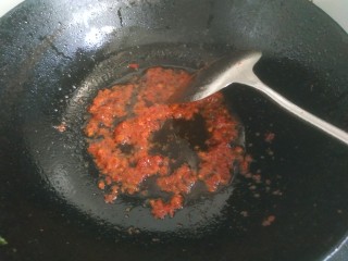 肥肠面,锅中放入适量植物油，放入一勺郫县豆瓣酱。炒出红油