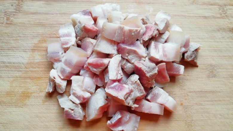 千张红烧肉,焯过水的五花肉用凉水冲洗干净，切成小块。