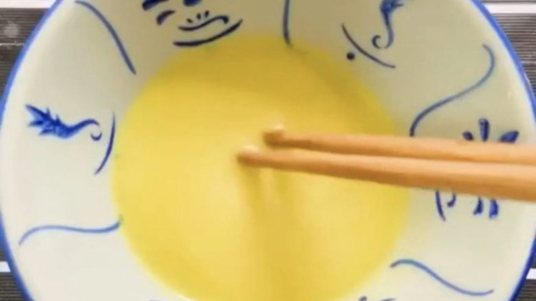 姜撞奶,用筷子搅一下姜汁，姜汁中的淀粉会沉在碗底，得搅动均匀，以免凝固效果变差。