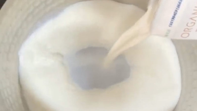 姜撞奶,200毫升纯奶加入锅中，一定要选择全脂牛奶，这样凝固效果才好