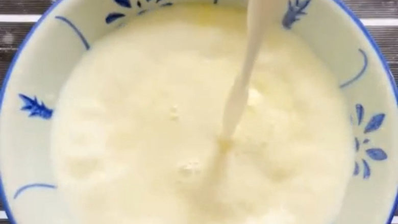姜撞奶,从高处冲入热牛奶，就是姜撞奶的撞字，主要是要让奶液和姜汁充分混合