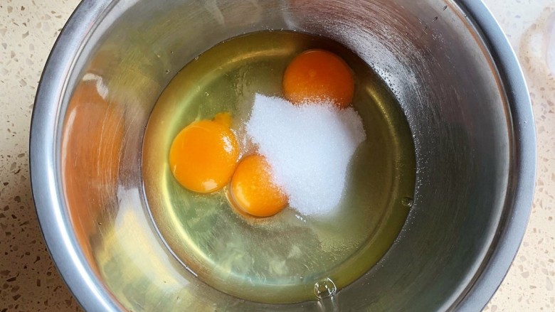 抹茶千层蛋糕,打入鸡蛋，加入细砂糖，搅拌至细砂糖融化