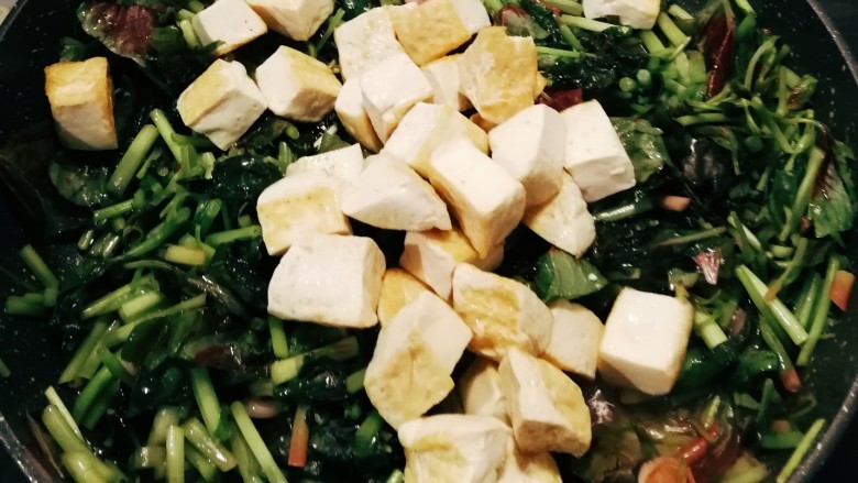 苋菜豆腐汤,放入煎好的豆腐