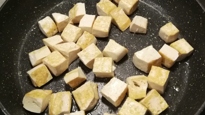 苋菜豆腐汤,放入1汤匙食用油 油热后放入豆腐块 煎制微微发黄 盛出备用