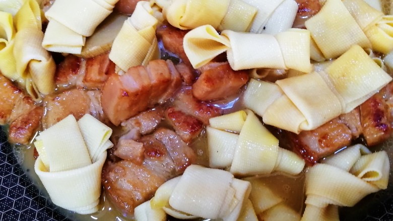 千张红烧肉,放入千张结，盖上盖子小火慢炖10分钟，汤汁浓稠即可。