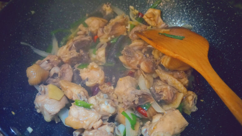 干锅焖鸡,倒入炒过的鸡肉