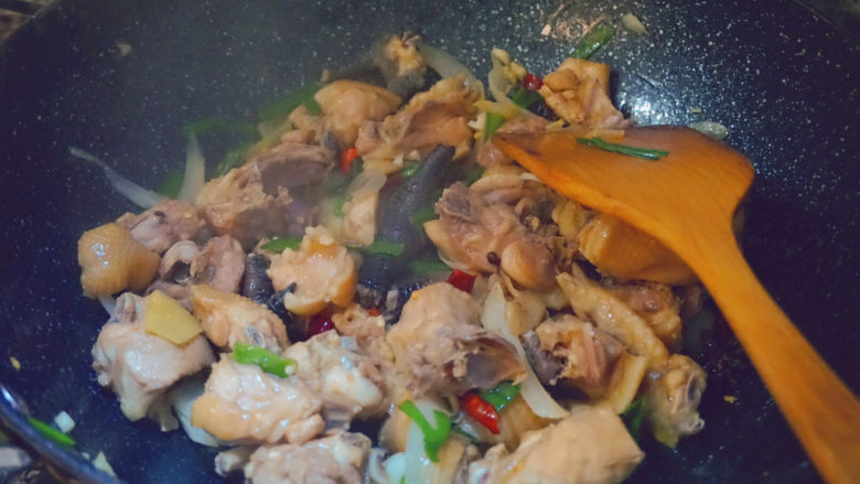 干锅焖鸡,大火翻炒3-4分钟，让鸡肉入味