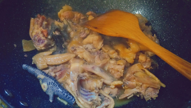 干锅焖鸡,大火翻炒4-5分钟起锅