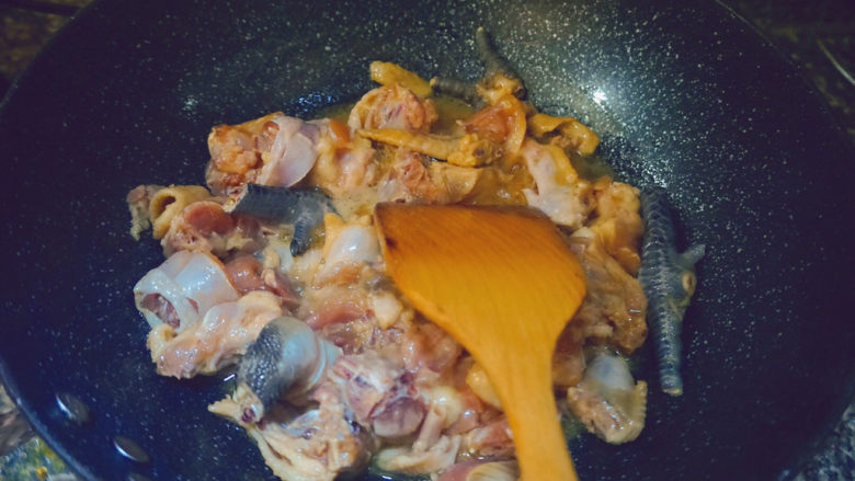 干锅焖鸡,倒入腌制好的鸡肉
