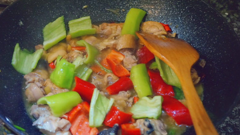 干锅焖鸡,后放入青红辣椒块翻炒1-2分钟