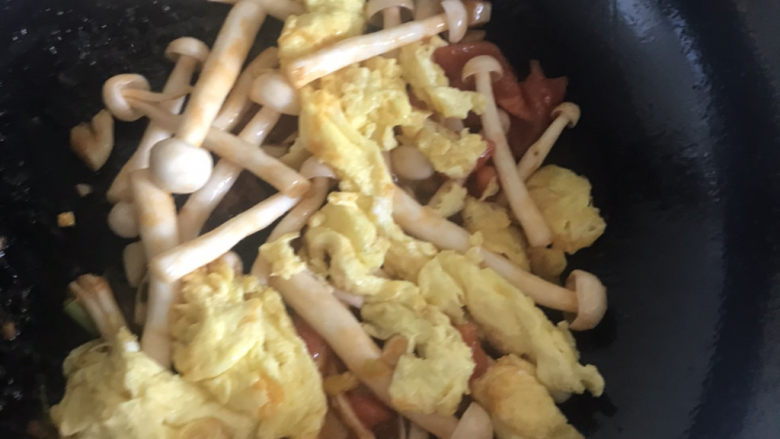 白玉菇炒鸡蛋,倒入鸡蛋炒匀