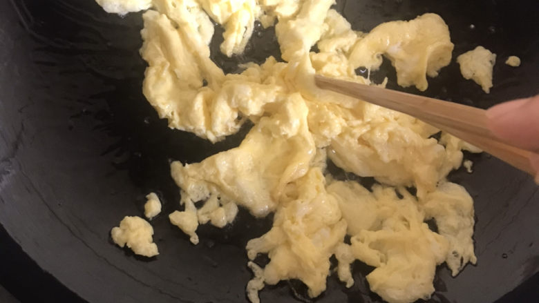 白玉菇炒鸡蛋,待鸡蛋底部凝结用筷子翻动，来回翻炒几下，鸡蛋就熟了，盛出备用