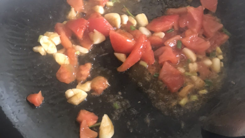 白玉菇炒鸡蛋,锅里留底油，下大蒜和葱爆香，再放入西红柿翻炒出红油