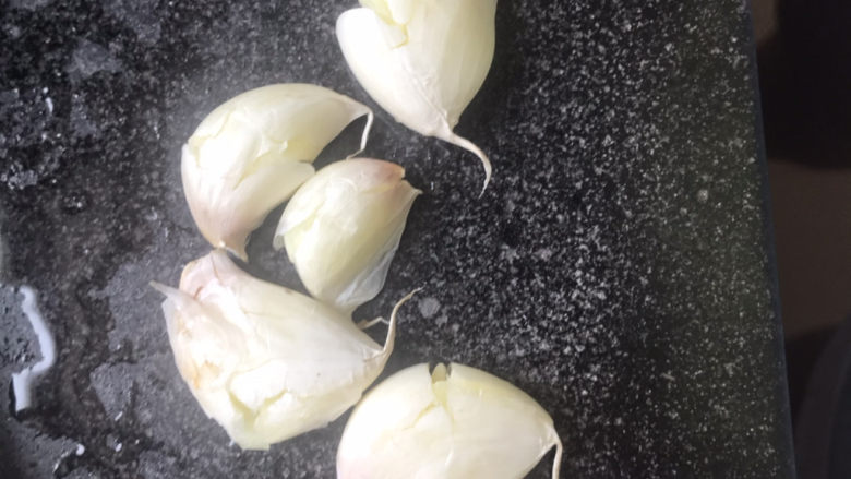 白玉菇炒鸡蛋,大蒜瓣直接用刀拍碎