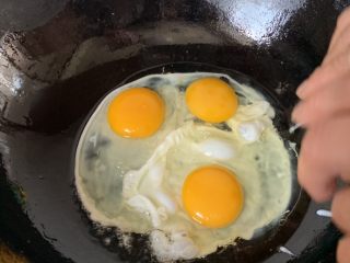 白玉菇炒鸡蛋,放油