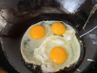 白玉菇炒鸡蛋,油热