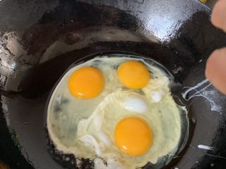 白玉菇炒鸡蛋,放鸡蛋