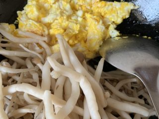 白玉菇炒鸡蛋,放菇