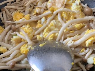 白玉菇炒鸡蛋,炒软