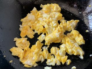 白玉菇炒鸡蛋,放鸡粉